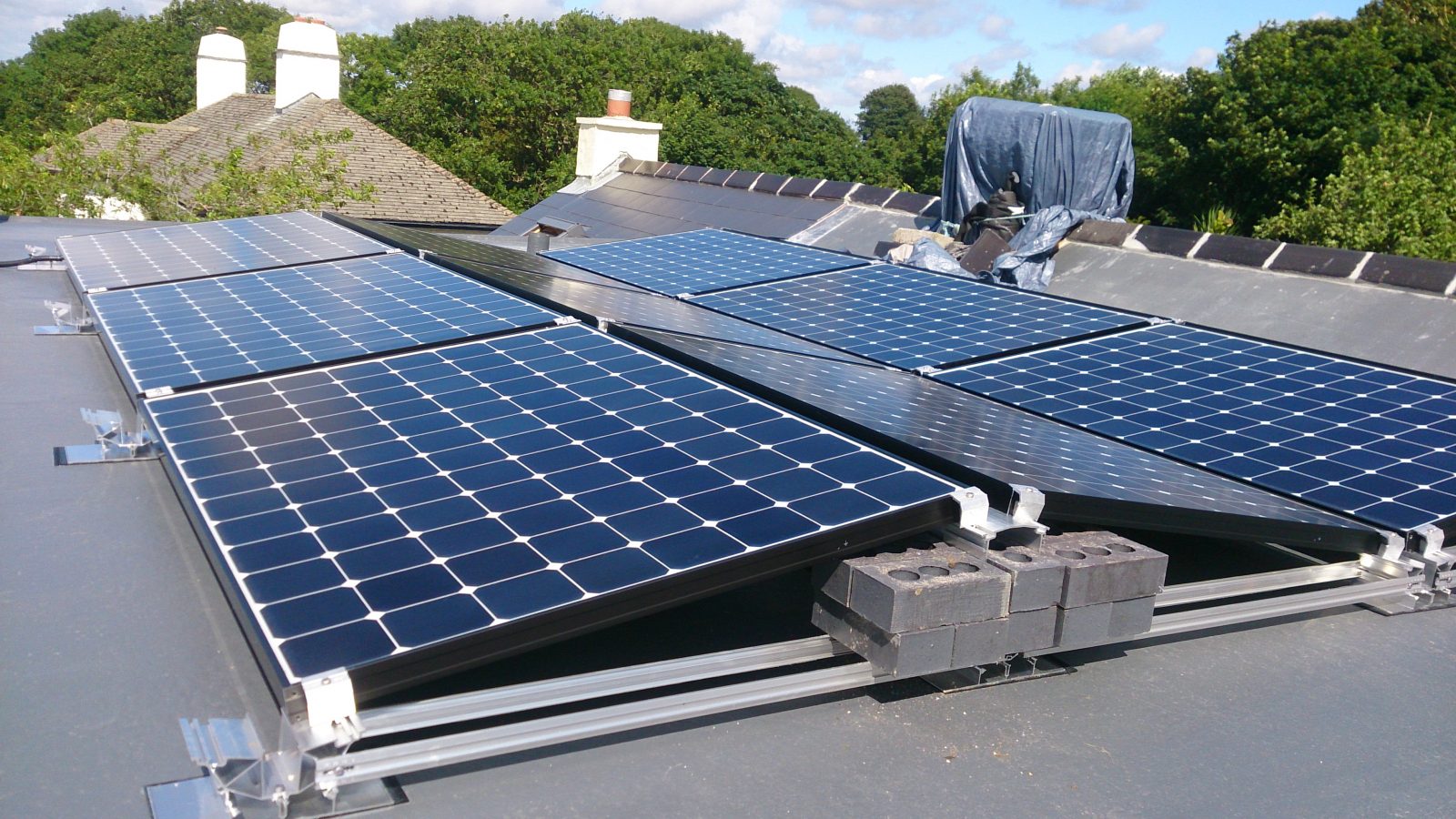 Residential Roof Mounted Solar Panels with Battery Backup 
